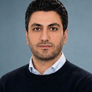 دکتر اشکان مطیع نیا متخصص درمان ریشه